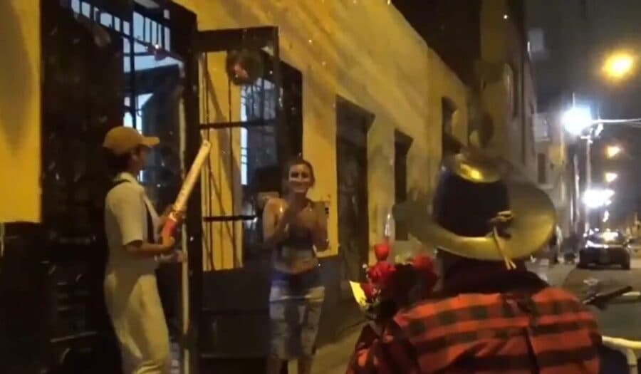 Video: Con flores y serenata detienen a presunta narcomenudista en Lima, Perú