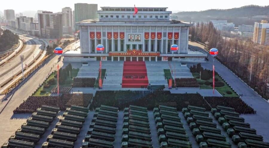 Corea del Norte presenta nuevo lanzacohetes con capacidad nuclear