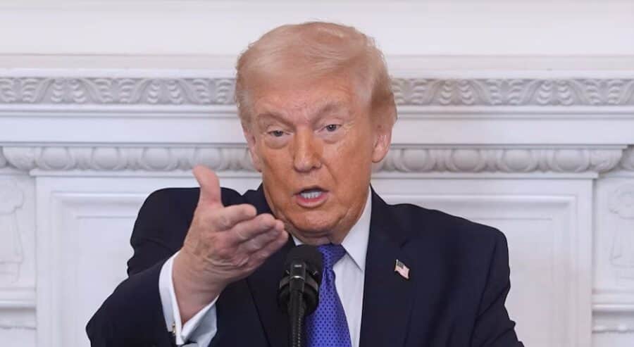 Donald Trump firma una orden que impone un arancel global del 10% de forma temporal