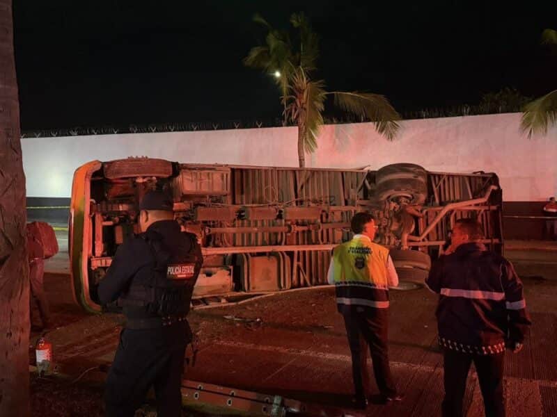 Video: Deja al menos 14 personas lesionadas volcadura de autobús de pasajeros en Veracruz