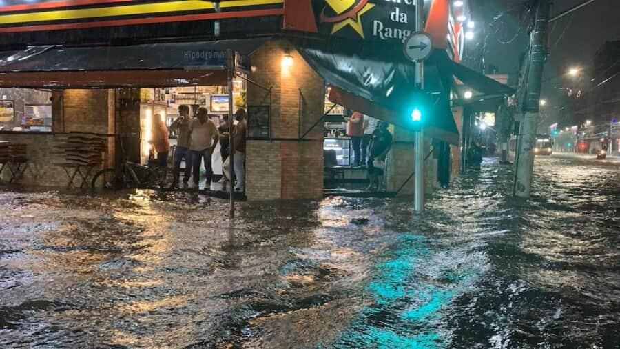 Mueren al menos 20 personas y cientos quedan damnificadas por las lluvias torrenciales en Brasil