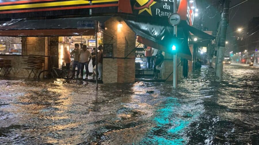 Mueren al menos 20 personas y cientos quedan damnificadas por las lluvias torrenciales en Brasil