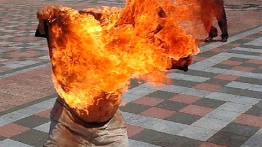 Adulto mayor se incendia al fumar mientras transportaba gasolina en Guanajuato