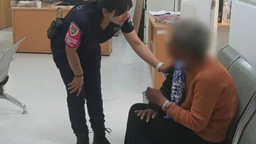 Encuentran a adulta mayor perdida en la calle y descubren que fue abandonada en Ecatepec, Edomex