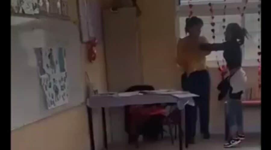 Video: Madre agrede a maestra de kínder acusada de golpear y amarrar a menores en Hidalgo