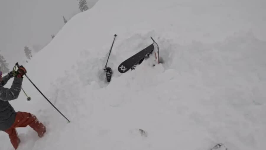 Video: Esquiador queda sepultado bajo la nieve en California, Estados Unidos