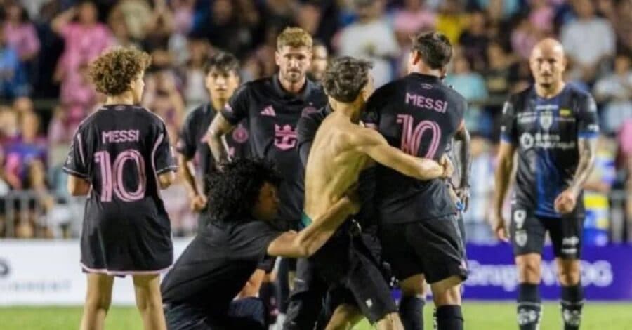 Video: Fan invade cancha en Puerto Rico y derriba a Lionel Messi