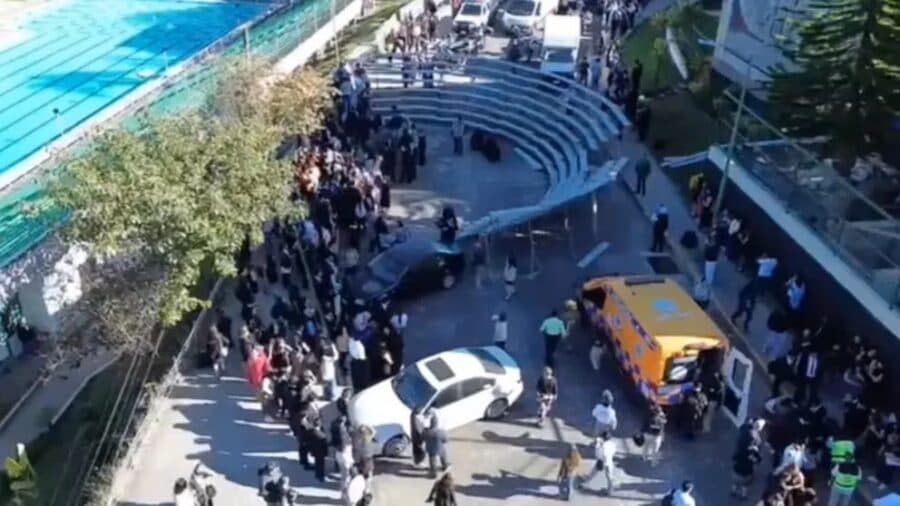 Video: Colapso de grada deja más de 20 estudiantes lesionados durante foto de graduación en Veracruz