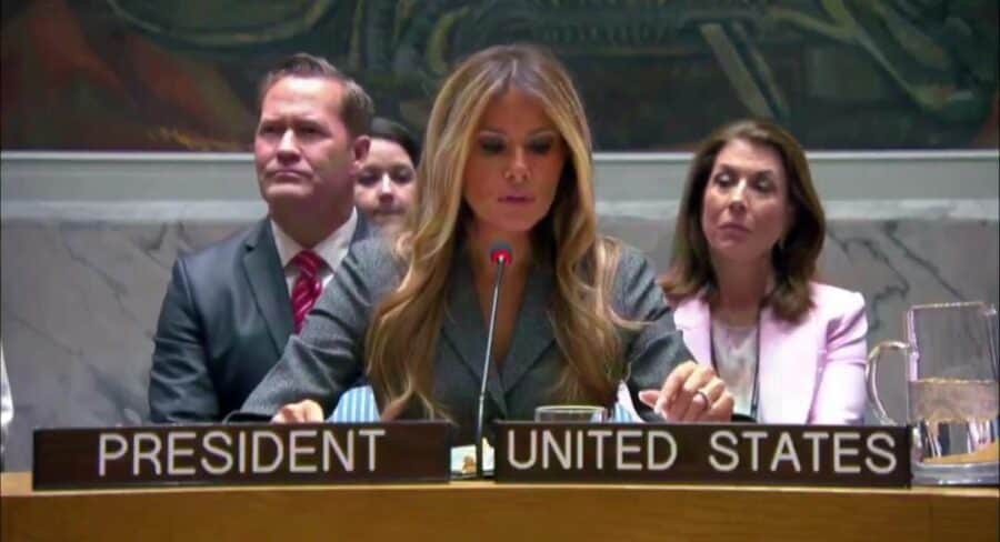 Video: Critican a la ONU por permitir que Melania Trump presida reunión de paz tras ataque de Estados Unidos a Irán