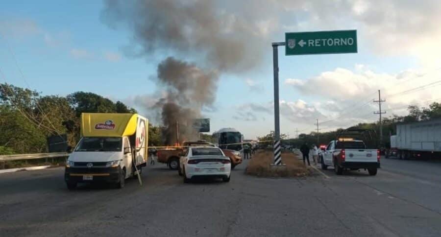 Muere una persona calcinada y hay 14 lesionadas tras choque de autobús Del Valle en tramo Tulum - Playa del Carmen