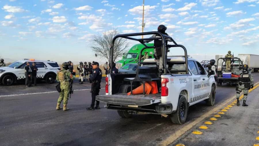 Roban tractocamión con 63 mil litros de combustible en Torreón, Coahuila