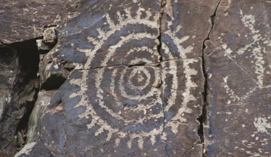 Halla INAH aldea anterior al Cerro de Trincheras y sitios con pregrabados en Sonora