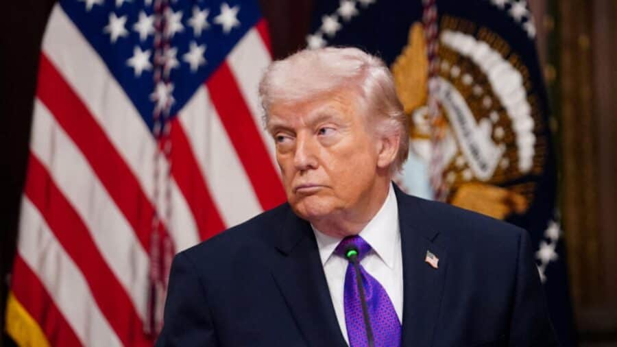 Publican nuevos archivos del caso Epstein que acusan a Donald Trump de agredir a una mujer