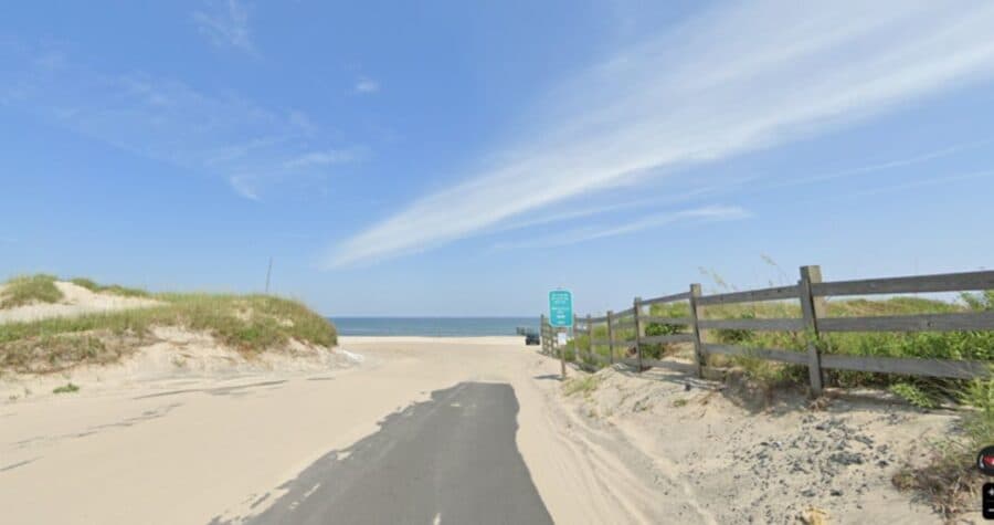 Erosión en playa expone cadáver de una ballena enterrada en Carolina del Norte, Estados Unidos