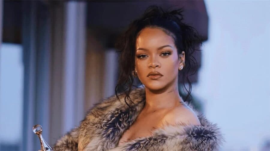 Detienen a mujer por disparar con un rifle AR-15 contra la casa de Rihanna en Estados Unidos
