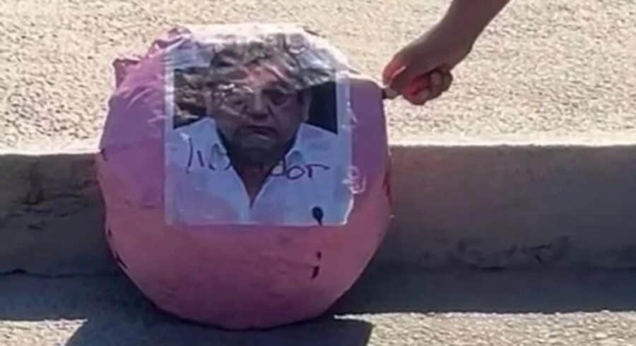 Mujeres quemaron la figura del senador de Morena Félix Salgado Macedonio en marcha del 8M en Guerrero