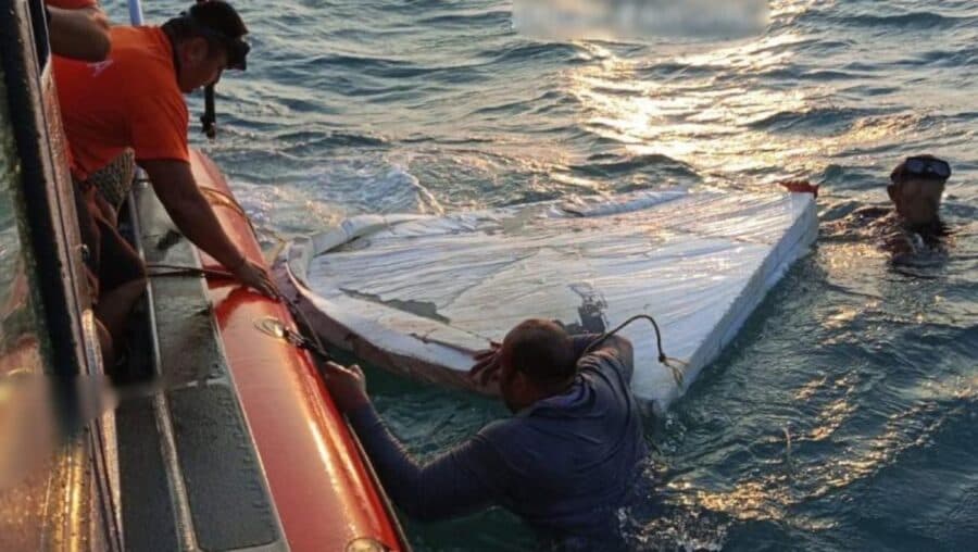 Rescatan a cuatro pescadores atrapados en alta mar en Oaxaca