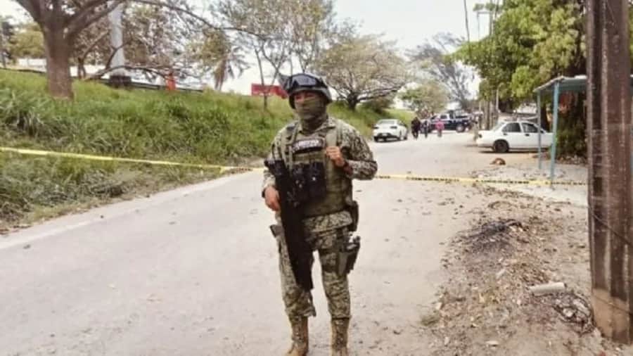 Abandonan bolsas con restos humanos en un puente en Coatzacoalcos, Veracruz