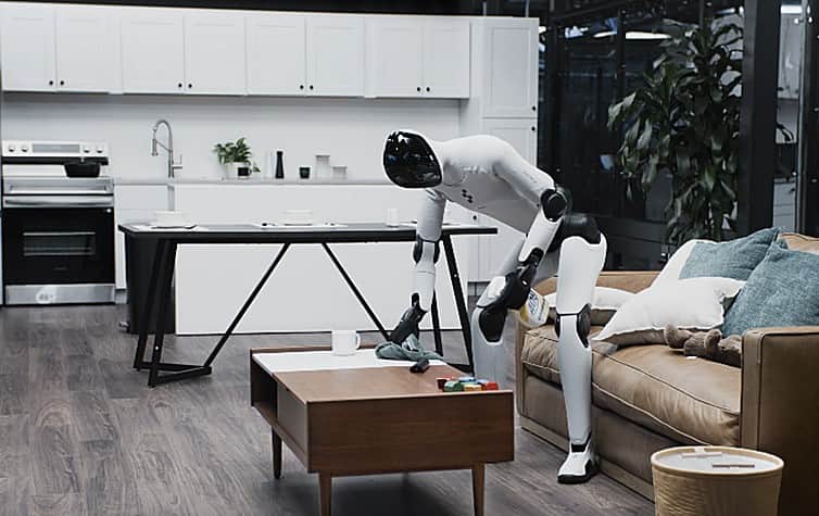 Video: Presentan al primer robot capaz de doblar ropa y lavar platos a la velocidad de un humano