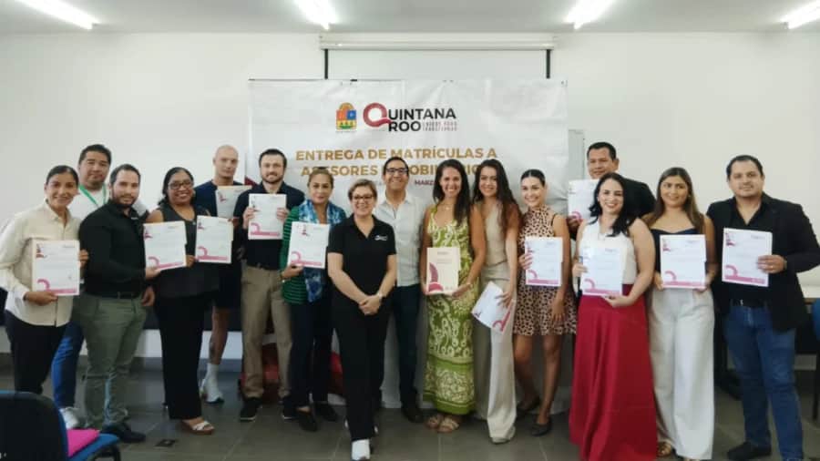 Entrega SEDETUS 80 matrículas a profesionales inmobiliarios en Playa del Carmen