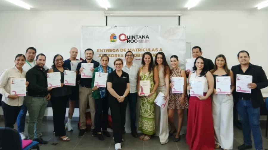 Entrega SEDETUS 80 matrículas a profesionales inmobiliarios en Playa del Carmen