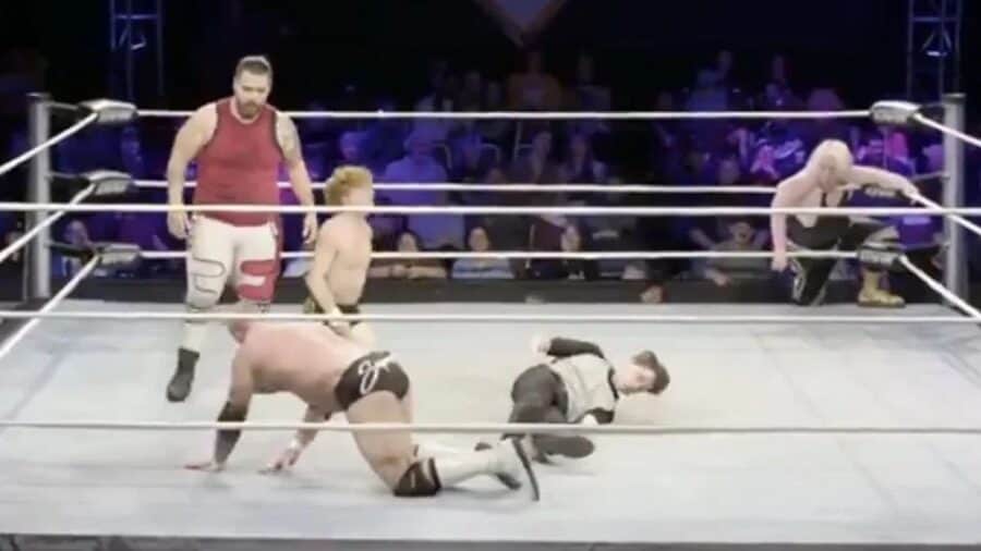 Video: Réferi de lucha libre convulsiona en el ring tras recibir un golpe y sufre conmoción cerebral en EU