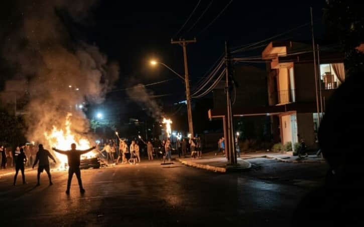 Video: Manifestantes incendian una sede del Partido Comunista durante protestas por apagones en Cuba
