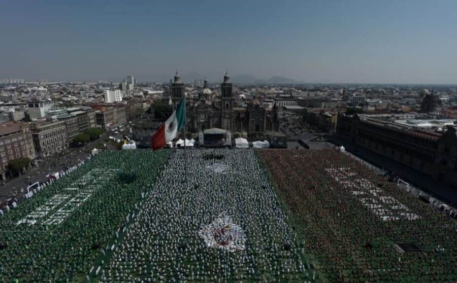 Rumbo al Mundial 2026, Cdmx rompe récord Guinness de clase masiva de futbol con más nueve mil 500 personas