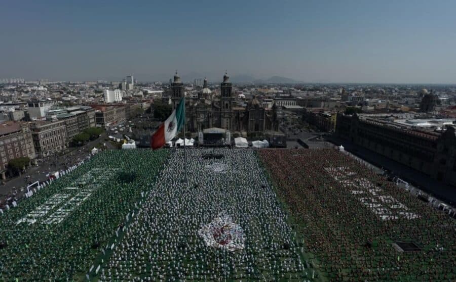 Rumbo al Mundial 2026, Cdmx rompe récord Guinness de clase masiva de futbol con más nueve mil 500 personas