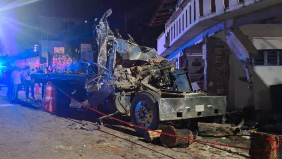 Mueren cuatro personas luego de que un camión trocero se impactara contra una vivienda en Guelatao, Oaxaca