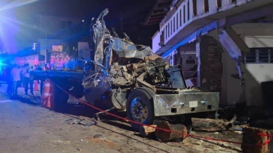 Mueren cuatro personas luego de que un camión trocero se impactara contra una vivienda en Guelatao, Oaxaca