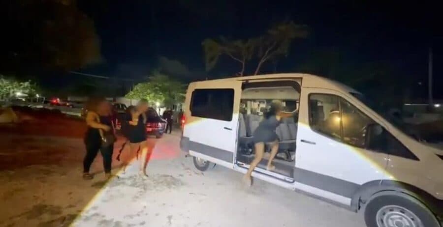 Video: Rescatan a tres mujeres víctimas de trata luego de cateo a bar clandestino de Cancún