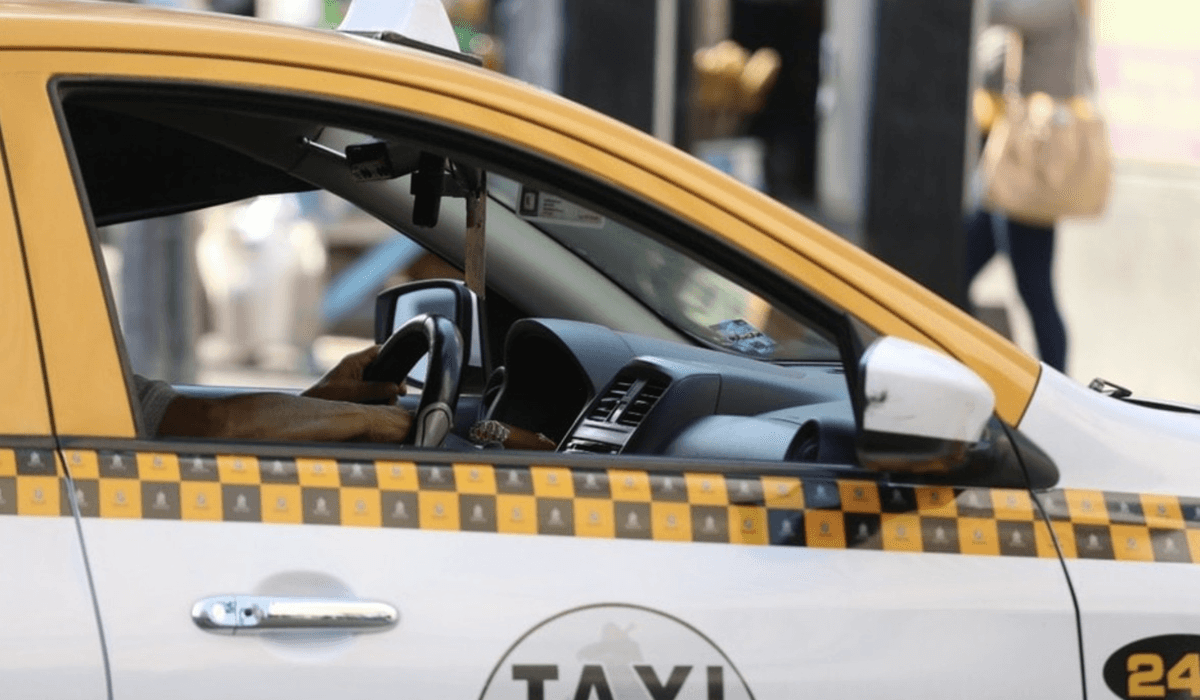 Video: Taxista intenta cobrar cuatro mil pesos a pasajero para devolverle un iPhone en Monterrey, Nuevo León