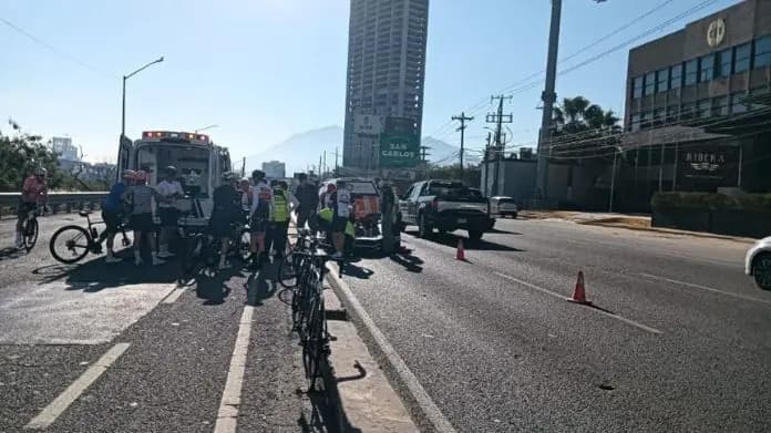 Atropella a adultos mayores ciclistas en Monterrey, Nuevo León; automovilista presuntamente huye