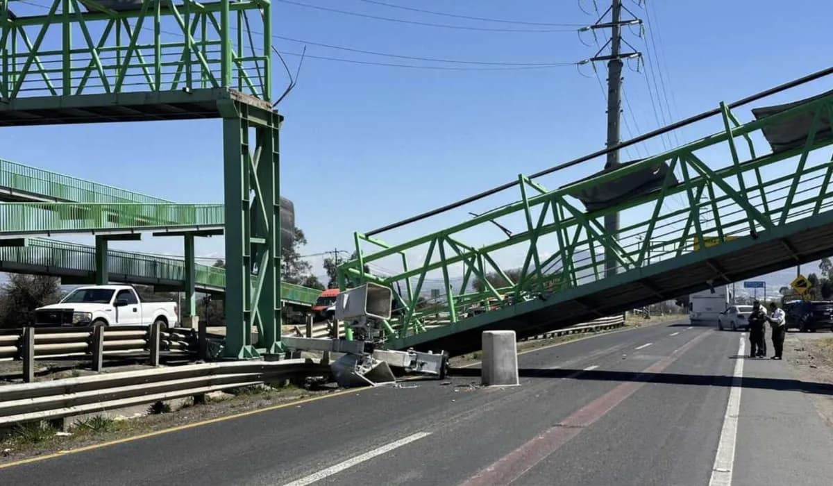 Colapsa puente peatonal tras impacto de grúa en Hidalgo