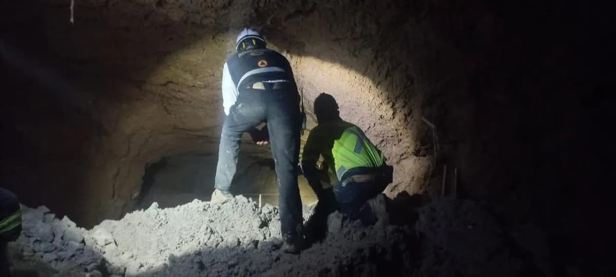 Rescatan con vida a uno de los cuatro trabajadores atrapados en mina en Sinaloa