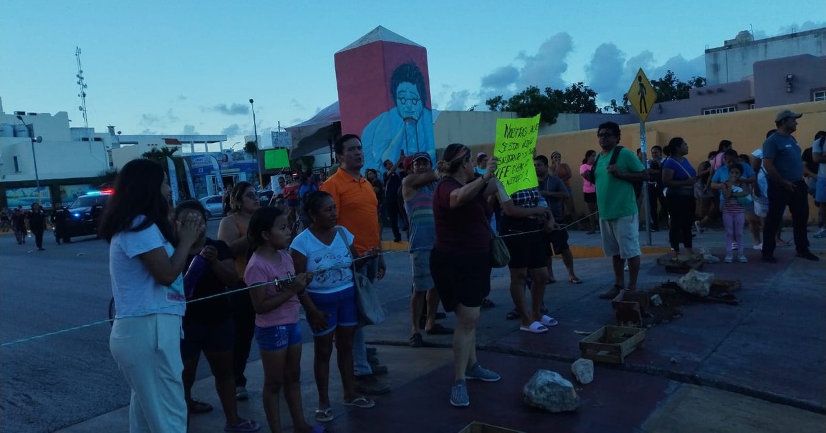 Bloquean la avenida CTM de Playa del Carmen por falta de energía eléctrica