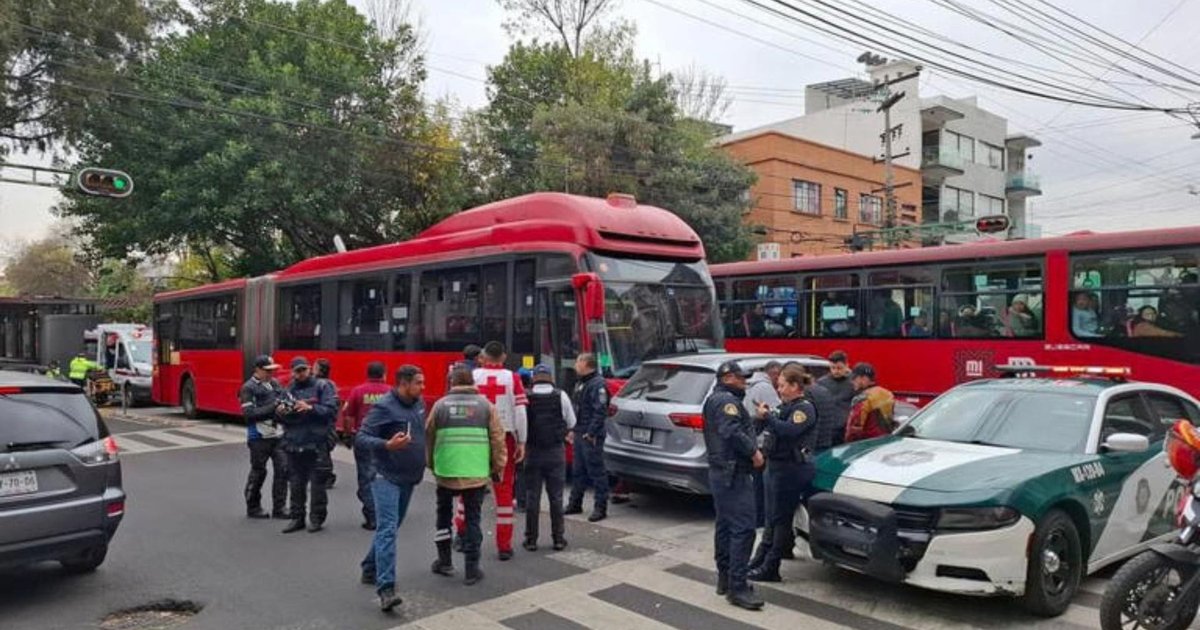 Camioneta se pasa el alto y se impacta contra el Metrobús en CDMX; hay ...