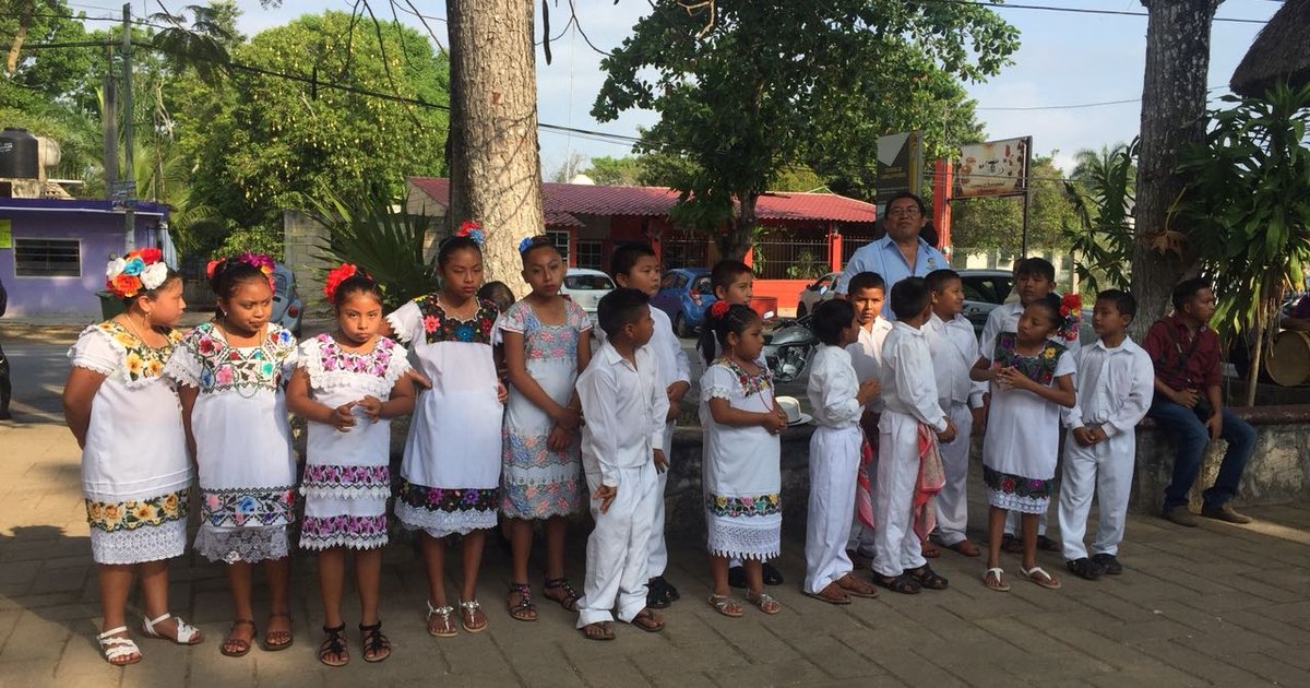 Cantan en maya 160 niños el himno de Quintana Roo