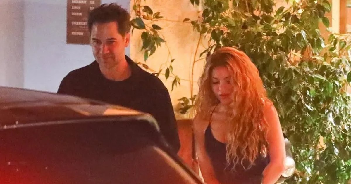 Captan a Shakira con el actor mexicano Manuel García-Rulfo saliendo de un  hotel en Los Ángeles
