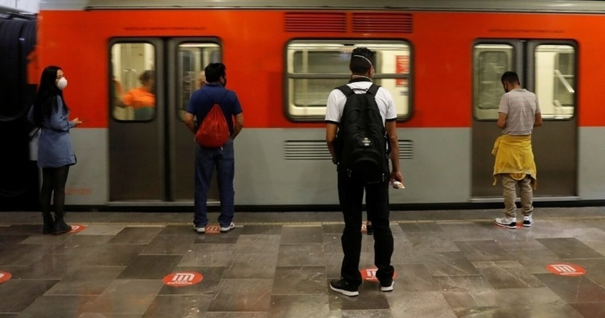 CDMX: Sujeto salta a las vías del Metro para recuperar su celular ...