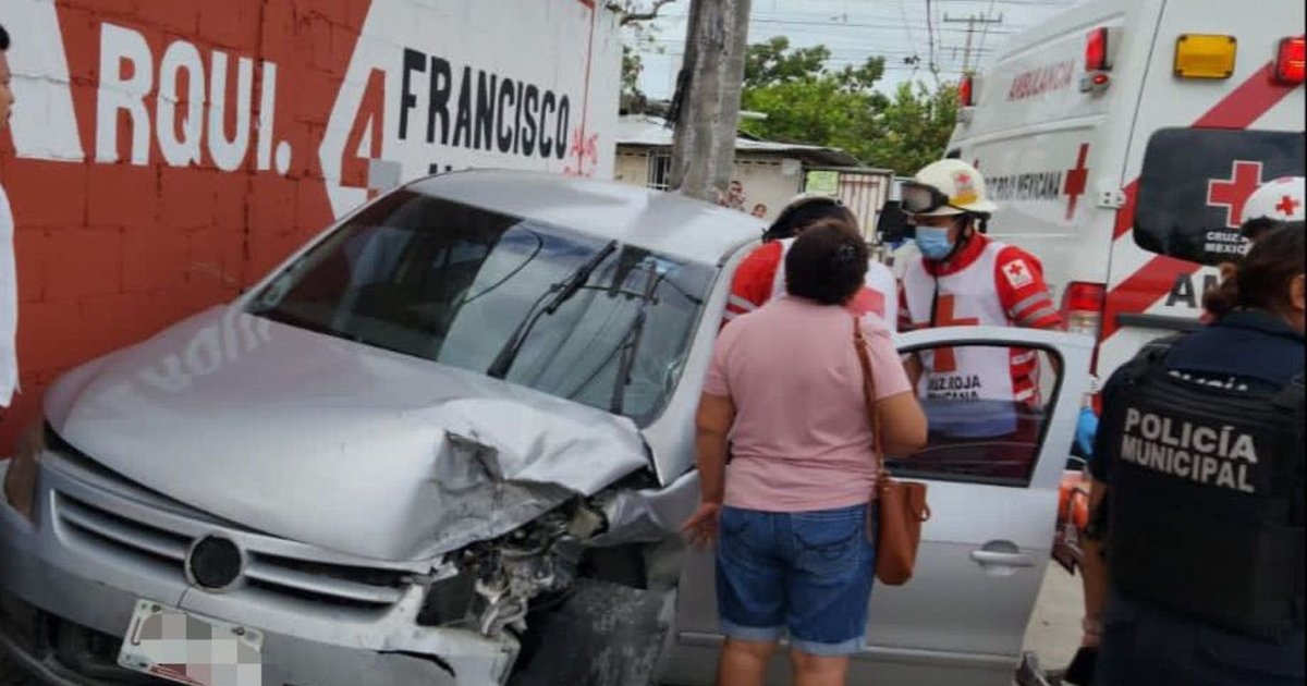 Conductor pierde el control de su auto en Cancún y choca con otro ...