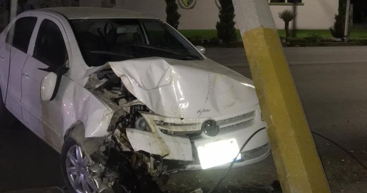 Conductora se estrella contra poste y deja sin electricidad a ...