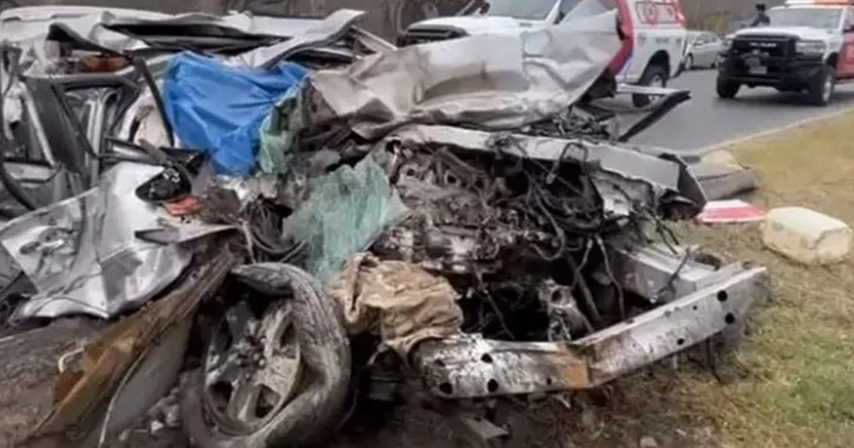 Muere pareja al chocar su auto contra un tráiler en Nuevo León