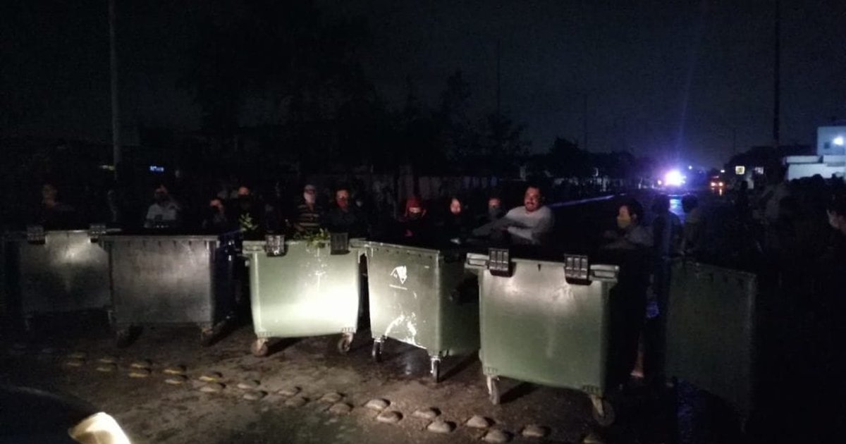 Vecinos de Villas del Sol bloquean avenida; exigen a CFE que les ponga ...