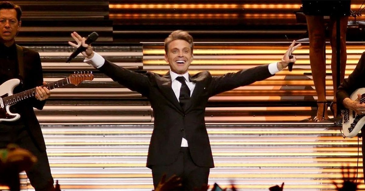Video: Luis Miguel le regala sus toallas sudadas a sus fans