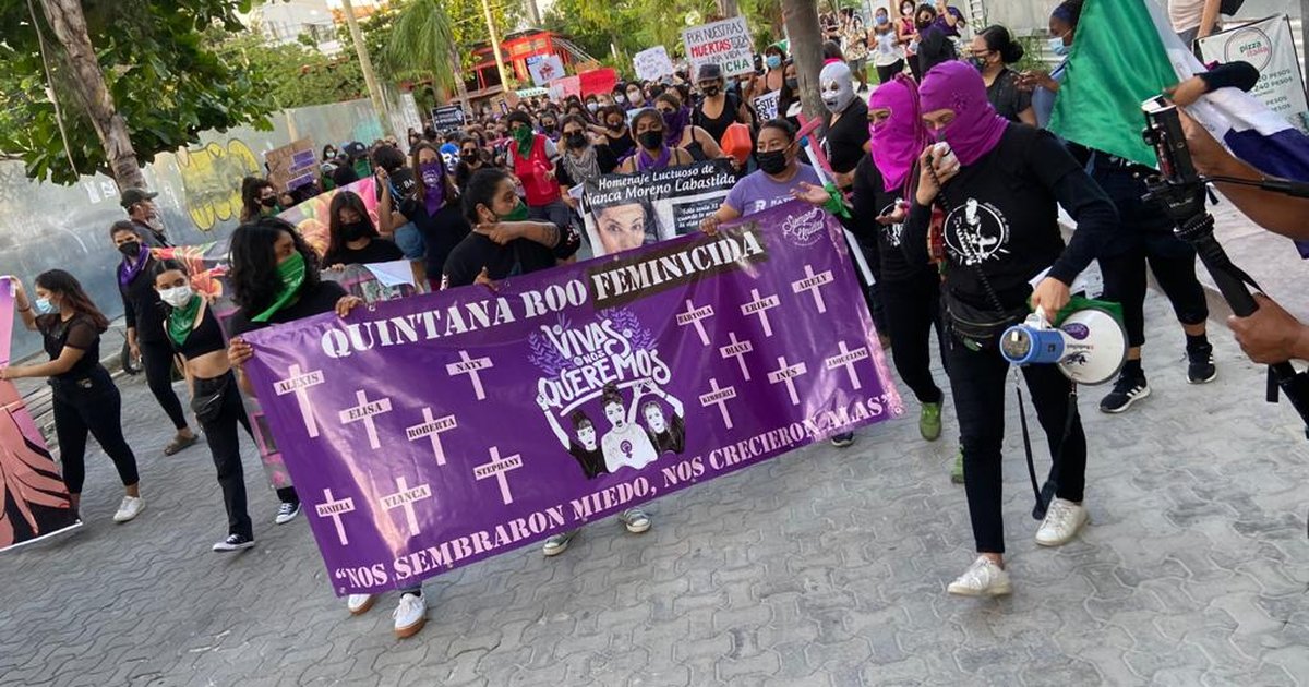 Video: Más de 300 mujeres marchan en Playa del Carmen