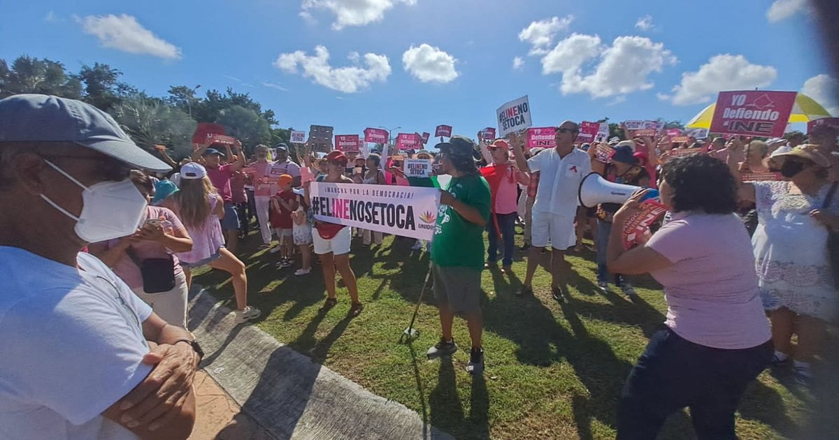 Video: Se suma Playa del Carmen a protesta contra la reforma electoral