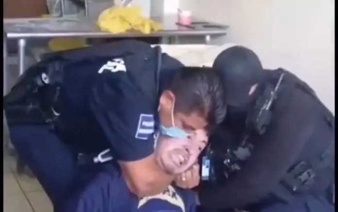 policias agreden a ciudadano Policías agreden a un ciudadano de Tijuana; se trata de un nuevo caso de abuso que también fue grabado alguien que estaba presente