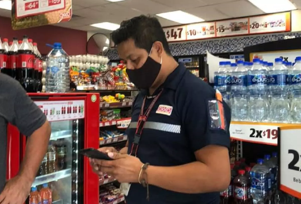 Mujer evidencía a proveedor de Oxxo por fotografiar sus glúteos sin consentimiento, en Mérida